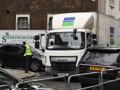 英国首相囤数卡车物资,呼吁＂不囤货＂的英国首相背后真相