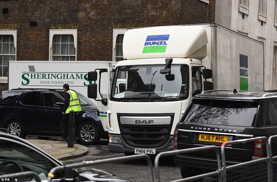 英国首相囤数卡车物资