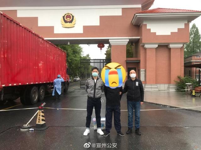 刚出监狱大门就被民警抓走！又犯了什么？为什么民警又把他截胡呢？