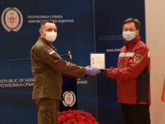 塞尔维亚向中国医疗专家组授勋！表彰中国专家组帮助塞尔维亚抗击疫