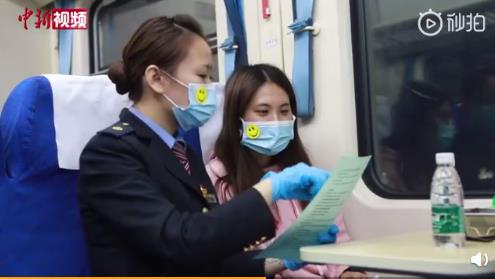 重庆列车乘务员用笑脸口罩！口罩挡住脸，挡不住齐心协力抗疫脚步！