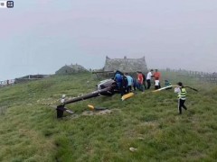 武功山观光直升机低空侧翻！观光直升飞机起飞过程中发生极低空侧翻