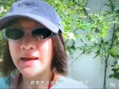 周迅对着路边转角镜唱天涯歌女！呈现方式多简陋掩盖不了音色！