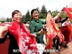 大妈们带50条丝巾到景区拍照：表示想要把春天补回来！