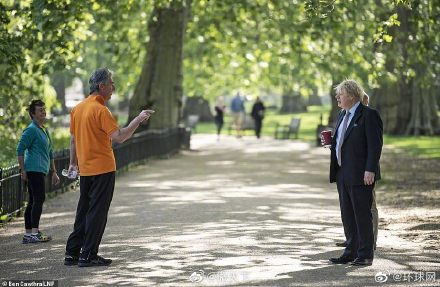 英国首相不戴口罩穿行公园！男子对约翰逊说了一些话还用手指着他！