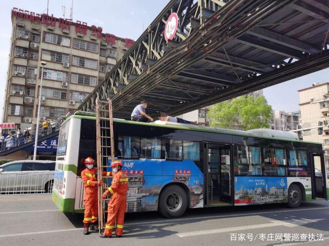 男子跳天桥被公交车接住