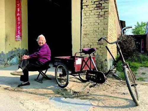 92岁奶奶骑三轮带30岁孙子兜风！这一幕网友感慨这是最幸福的炫耀！