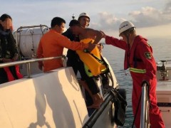 三亚海域帆船侧翻 经3小时夜航救助艇抵达现场遇险人员状况良好