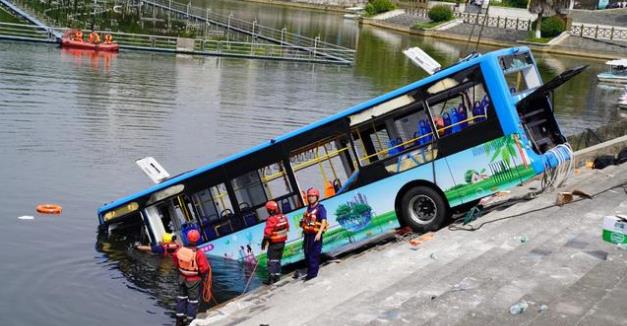 贵州公交坠湖幸存学生：拼命游出！他说出当时情形是怎么样的过程！
