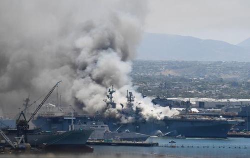美海军两栖攻击舰仍在燃烧！具体发生什么事？伤势怎么样？什么引起火灾？