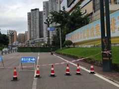 四川宜宾通报路面塌陷：数辆小汽车掉入坑洞 附路面塌陷预兆