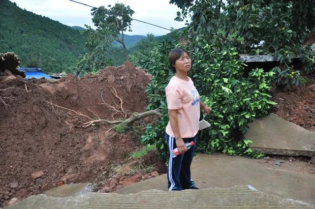 女子发现1厘米裂缝救下21户村民（四川雅安一村庄发生滑坡9人失联）