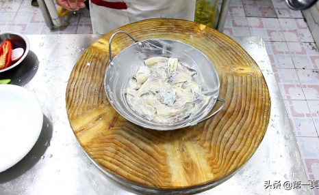 厨师长教你酸菜鱼的正确做法,汤汁鲜美,鱼肉软嫩滑爽,真好吃