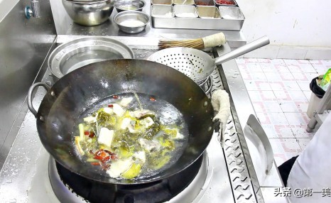 厨师长教你酸菜鱼的正确做法,汤汁鲜美,鱼肉软嫩滑爽,真好吃