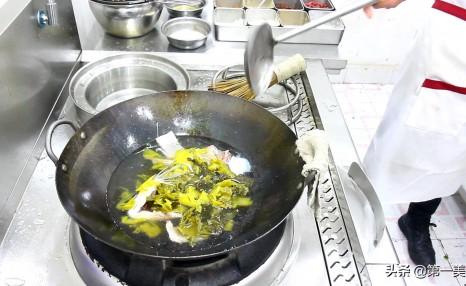 厨师长教你酸菜鱼的正确做法,汤汁鲜美,鱼肉软嫩滑爽,真好吃