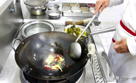 厨师长教你酸菜鱼的正确做法,汤汁鲜美,鱼肉软嫩滑爽,真好吃