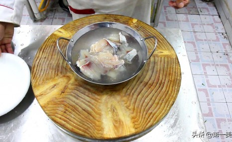厨师长教你酸菜鱼的正确做法,汤汁鲜美,鱼肉软嫩滑爽,真好吃