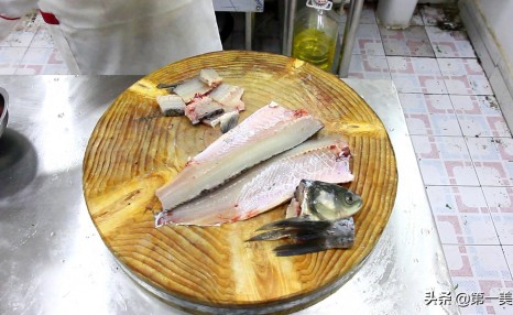 厨师长教你酸菜鱼的正确做法,汤汁鲜美,鱼肉软嫩滑爽,真好吃