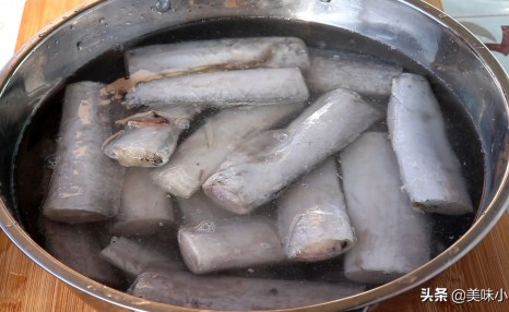 这才是炸带鱼的正确做法,外酥里嫩,好吃没腥味,方法超简单
