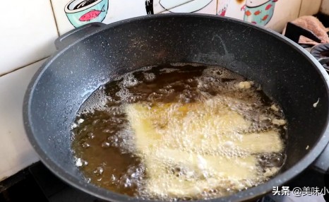 这才是炸带鱼的正确做法,外酥里嫩,好吃没腥味,方法超简单