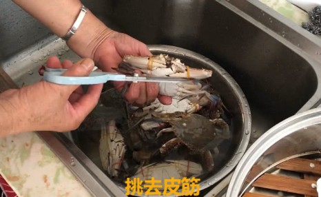 这才是清蒸螃蟹的正确做法,不流黄不掉腿没腥味,好吃到流口水!