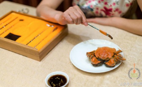 优雅的吃螃蟹一点肉都不浪费，最讲究的吃法，要学一下