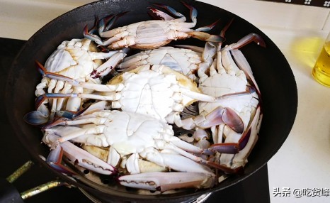 螃蟹蒸几分钟？冷水还是热水上锅？老渔民教你做，螃蟹鲜嫩不掉腿