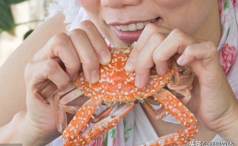 吃螃蟹过敏怎么办？当务之急，要分这3种情况处理