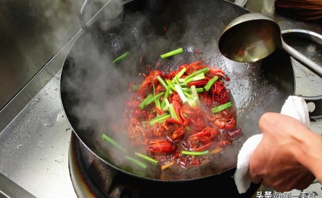 大厨教你在家做麻辣小龙虾,虾肉嫩滑麻辣够劲,干净卫生吃着放心