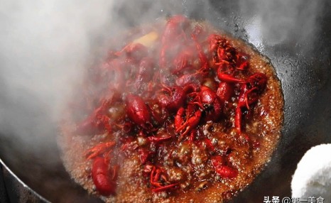 大厨教你在家做麻辣小龙虾,虾肉嫩滑麻辣够劲,干净卫生吃着放心