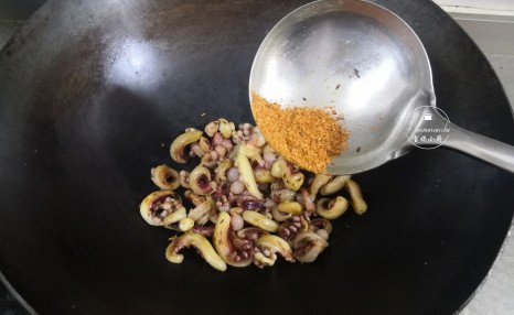鱿鱼的4分钟家常做法,去腥只一招,不用焯水还少油,老好吃了