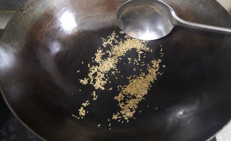 鱿鱼的4分钟家常做法,去腥只一招,不用焯水还少油,老好吃了