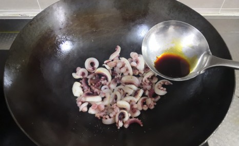 鱿鱼的4分钟家常做法,去腥只一招,不用焯水还少油,老好吃了