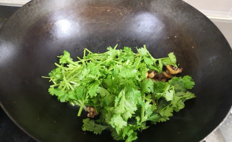 鱿鱼的4分钟家常做法,去腥只一招,不用焯水还少油,老好吃了