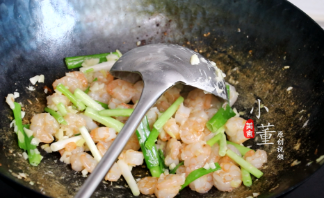 虾仁简单又好吃，做法简单，鲜嫩美味，一盘上桌就吃光