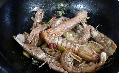 皮皮虾用这方法做,比清蒸的更讨人喜欢,入味特香,一人能吃1斤