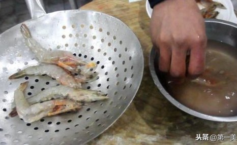 厨师长教你在家做蒜蓉大虾，简单清晰的教程，比饭店还要好吃