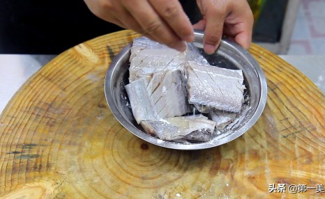 厨师长分享正宗“红烧带鱼”的做法,步骤清晰,解说详细易懂