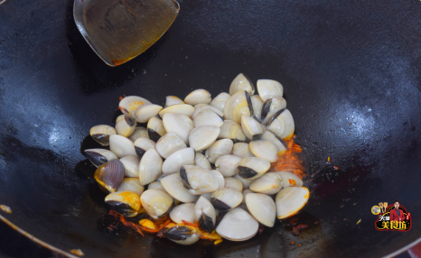 蛤蜊最简单的做法，又香又馋人，一次做一大盘都不够吃