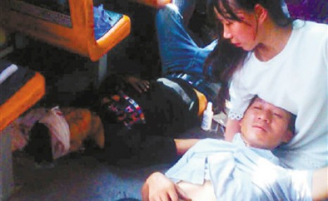 15岁重庆最美少女双腿跪地30分钟 为车祸伤者当靠枕