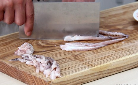 教你一个鱿鱼须的简单做法 香辣劲道比铁板烤鱿鱼还好吃 先收藏了