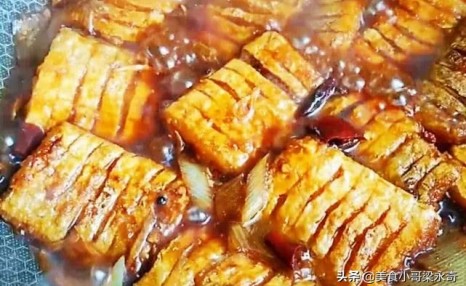 这才是红烧带鱼的标准做法,鲜嫩美味还不腥,大人孩子都爱吃!