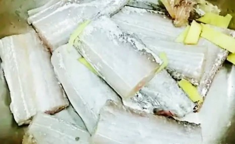 这才是红烧带鱼的标准做法,鲜嫩美味还不腥,大人孩子都爱吃!
