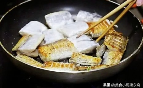 这才是红烧带鱼的标准做法,鲜嫩美味还不腥,大人孩子都爱吃!