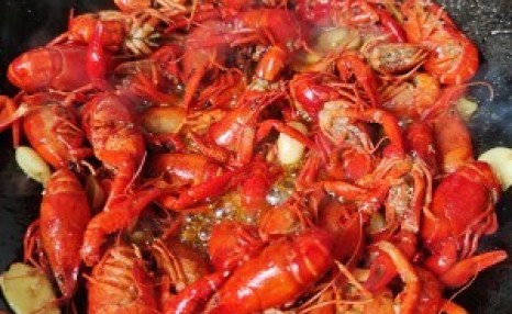 天气越来越热，又是吃小龙虾的季节，送您家庭版十三香小龙虾做法