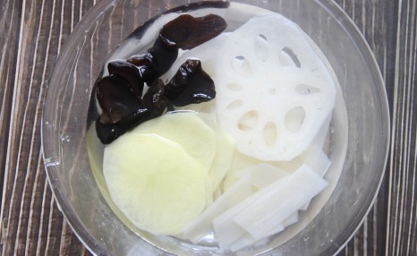 用心制作的海鲜麻辣拌,调料汁试验多次,巨好吃,里面还有海参哦