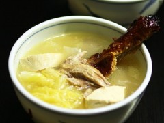 鸭架汤怎么做好吃，今天跟大家分享家庭式的“白菜豆腐鸭架汤”