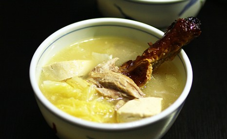鸭架汤的家常做法，这两样一起煮，清口不油腻超好喝，秋天别错过