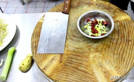 厨师长做一道小炒黄豆芽,地道农家菜,越嚼越香,家里最常吃