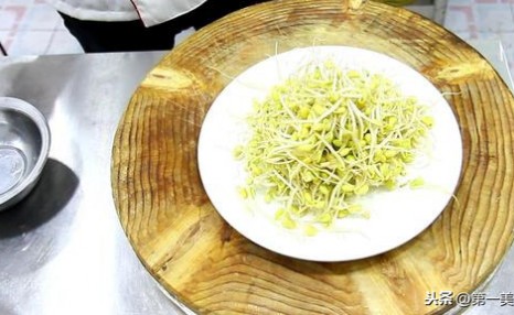 厨师长做一道小炒黄豆芽,地道农家菜,越嚼越香,家里最常吃